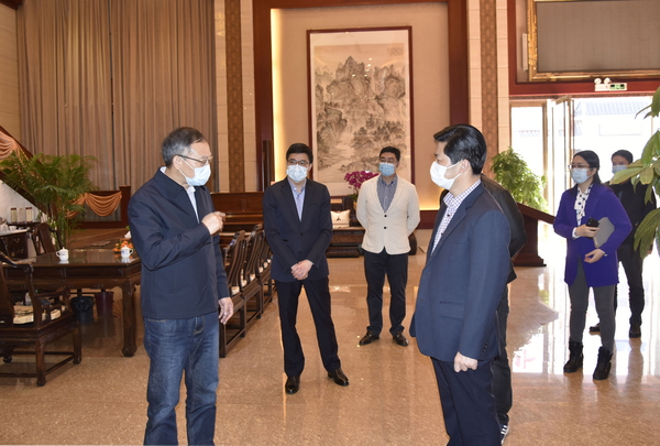 大涌镇党委书记郭丛枢（左一）等一行领导到华体会体育红木检查、指导复工防疫工作，张锡复董事长（左四）陪同
